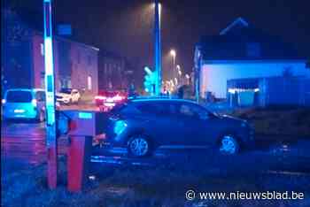 Autobestuurder rijdt zich vast op de sporen: treinverkeer een uur lang stilgelegd