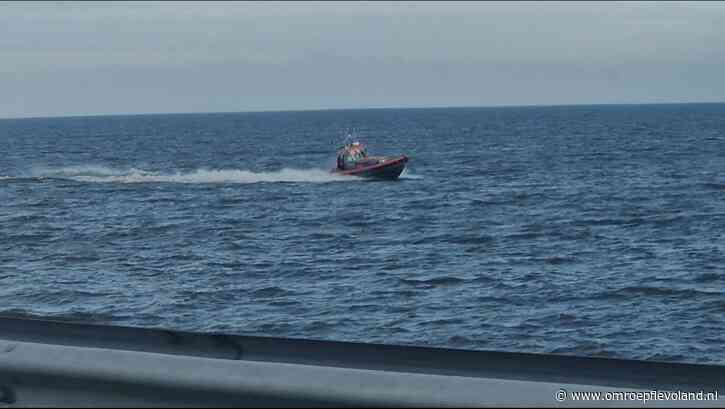 Lelystad - Hulpdiensten zoeken massaal naar een auto in het water bij de Markerwaarddijk