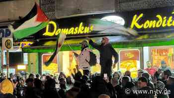 Euphorie in westlichen Staaten: Syrer feiern in Berlin den Sturz von Assad