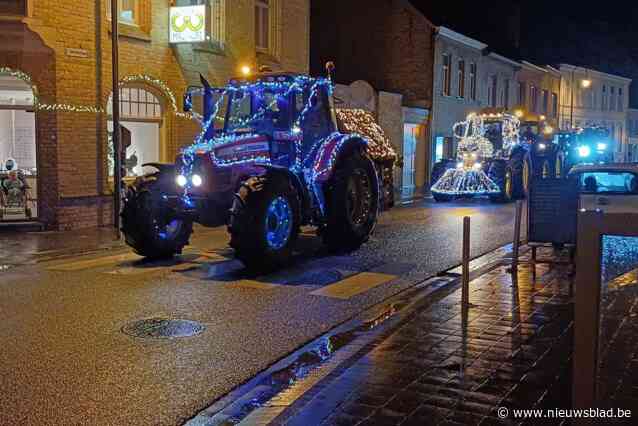 105 verlichte tractoren trekken door regen en wind