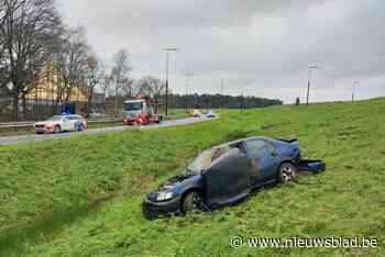 Auto slipt en belandt naast het Klaverblad in Lummen