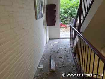 Explosief gaat af in portiek van flatgebouw