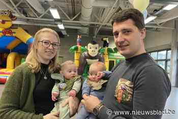 Gemeente houdt tweede keer babyborrel voor jongste inwonertjes en ouders: “Ineens tweeling, dat was verrassing voor ons”