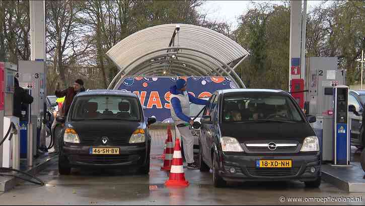 Lelystad - Lange rijen bij tankstation om voor 1,11 euro per liter te tanken