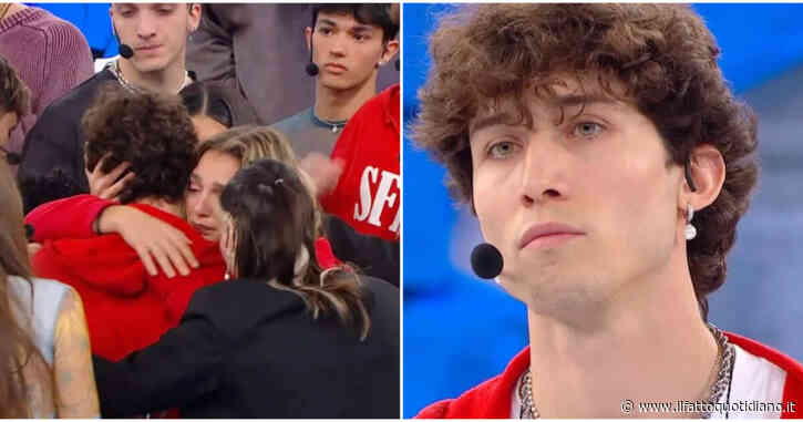 Amici 24, Diego Lazzari eliminato si commuove con i compagni. Maria De Filippi: “Abbassiamo i microfoni perché magari vogliono dirsi qualcosa di particolare”