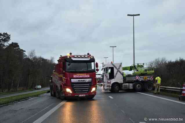 Vrachtwagenchauffeur verliest controle over stuur en eindigt tegen middenberm