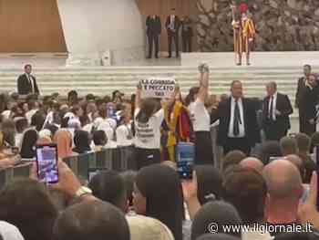 "Basta benedire le corride". E le attiviste assalgono l'auto di Papa Francesco