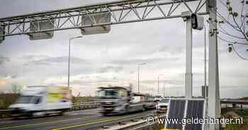 Verscholen in de berm staat hét boetekanon van het land: ‘Als je hier geen flitser neerzet, rijden ze vol gas’