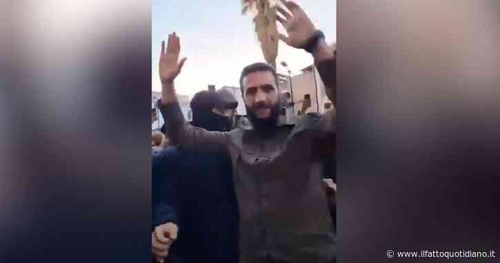 Damasco, il capo dei ribelli jihadisti Al Jolani accolto dalla folla in festa all’entrata della moschea