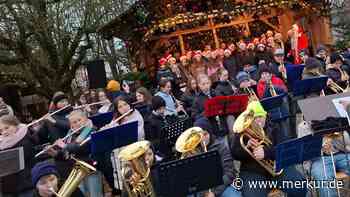 Christkindlmarkt in Moosburg: Musikgruppen und Künstler sorgen trotz tristem Wetter für viele Glanzpunkte