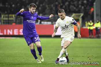 Supporters Anderlecht zien het met lede ogen aan en steken twee spelers helemaal onder de bus