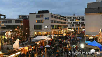Christkindlmarkt in Geretsried: Weihnachtliche Atmosphäre lockt die Besucher trotz Regen in die Neue Mitte