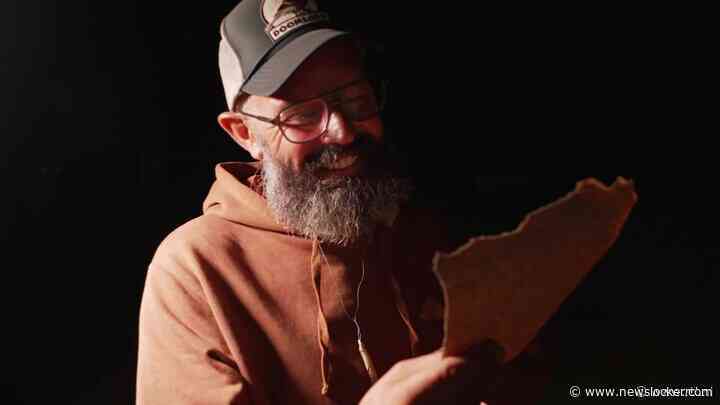 Ramon pinkt traantje weg en leest alsnog verbrande brief van kinderen na exit Expeditie Robinson