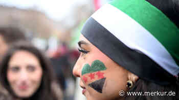 Mit „Free Syria“-Fahnen: Syrer in Deutschland feiern Sturz von Assad