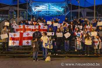 Georgiërs uiten steun voor landgenoten in vreedzaam protest op Bolivarplaats: “Solidair zijn is het minste wat we kunnen doen”