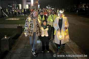 Lichtjeswandeling lokt ruim driehonderd deelnemers: “Golf van warmte en licht door Lichtaart”