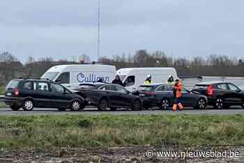 Kilometerslange files op E403 na twee botsingen met zes auto’s in beide richtingen