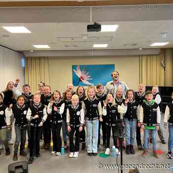 Jeugdpopkoor Zinge! uit Hendrik-Ido-Ambacht in finale televisie programma Zing!