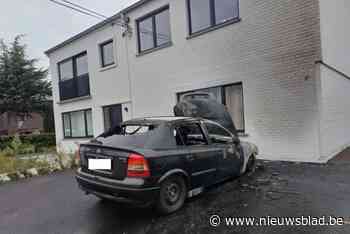 Geparkeerde wagen brandt helemaal uit