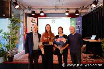 Reynaertgenootschap wint Gerrit Komrij-prijs voor boek over Reynaert de Vos in eenvoudig Nederlands