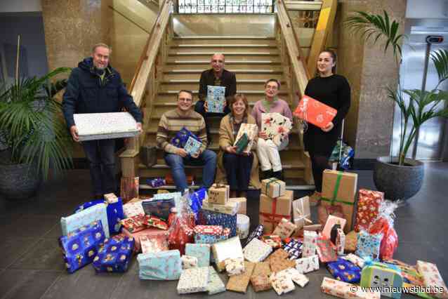 Weldoener schenkt 86 cadeaus voor kinderen aan gemeente