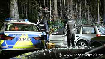 Mann rammt mehrere Polizeiwagen, verschanzt sich in Auto – und schießt sich in den Kopf