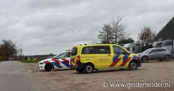 Ruiter valt van haar paard bij manege, traumahelikopter landt in weiland ernaast