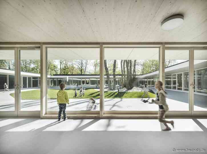 Geschützter Hof zwischen Bäumen
 - Kita in Wittenberge von TRU Architekten