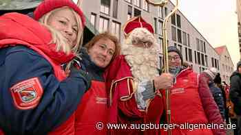 Der Nikolaus scherzt mit den Frauen von der Lechhauser Feuerwehr