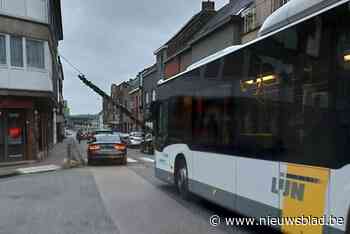 Loshangende kerstversiering hindert verkeer