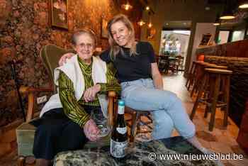 Fien (34) brengt met wijn- en aperobar ‘Moumou’ eerbetoon aan haar 88-jarige grootmoeder: “Zij is de sterkste vrouw die ik ken”