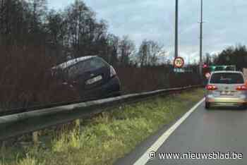 Auto belandt in de middenberm achter de vangrail op Westerring in Genk