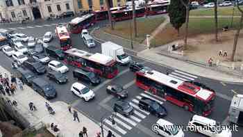 I romani spendono la tredicesima in benzina per il trasporto da casa a lavoro