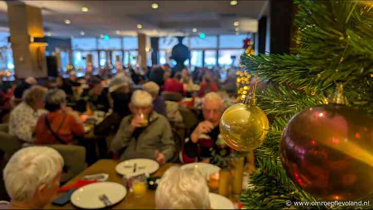 Emmeloord - "Soep moet warm zijn!": Ouderen genieten van feestelijke kerstlunch