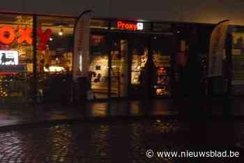 Overvaller houdt kassierster van Proxy Delhaize onder schot, maar vlucht weg zonder buit