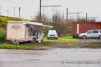 Doorzettende tapijtenverkoper opent nu kraam in bestelwagen, maar weer zonder vergunning