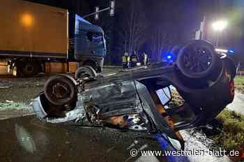 Auto landet nach Kollision mit Lkw auf dem Dach