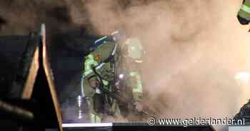 Brand op veranda slaat over naar schuur van de buren, vuur trekt veel bekijks