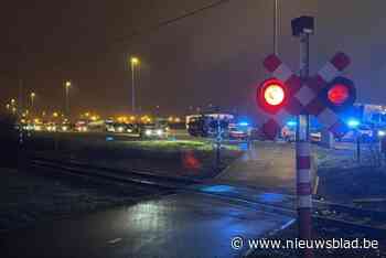 Vrachtwagen gegrepen door trein in Antwerps havengebied: chauffeur overleden