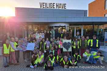 Leerlingen Klavertje Vier schrijven eenzaamheid de wereld uit: “Ik kijk ernaar uit om mijn pennenvriend een kerstkaartje te sturen”