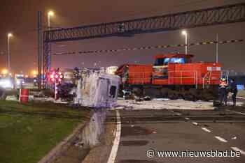 Vrachtwagen gegrepen door goederentrein nadat chauffeur rode lichten aan overweg negeert, man (55) overleden