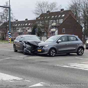 Flinke botsing op kruising Burgemeester Keijzerweg/Platanenlaan