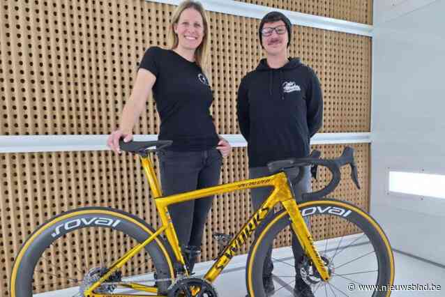 Fors uitgebreide fietsenwinkel pakt uit met gouden fiets van Remco op opendeurdagen: “Afgewerkt met echt bladgoud”