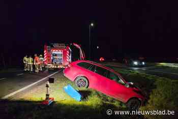 Zwaargewonde bij frontale botsing tussen auto en bestelwagen