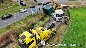 112-nieuws: vrachtwagen rijdt zich vast in sloot • agent in gezicht gemept