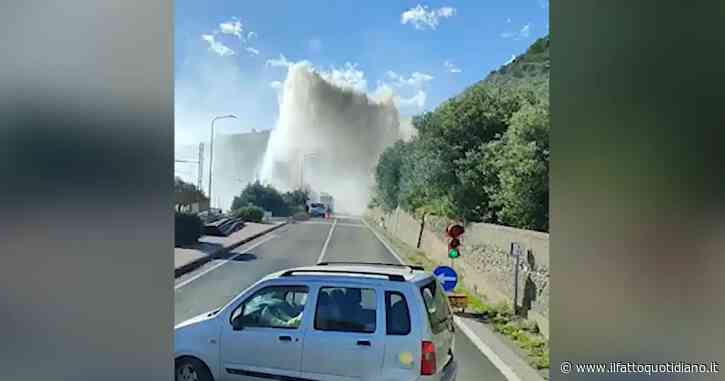 Sicilia, durante i lavori per la ferrovia è stato bucato l’acquedotto che rifornisce Messina: e sulla statale si crea un geyser