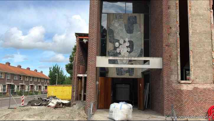 Biddinghuizen - Restaurateurs knappen van sloophamer gered kerkkunstwerk op