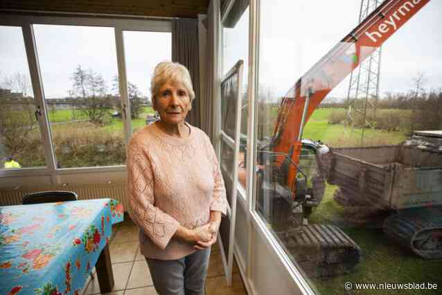 Zware kraan die plots in tuin van Maria (89) opdook, staat er nog steeds: “Ik wacht nog altijd op een seintje van de firma”
