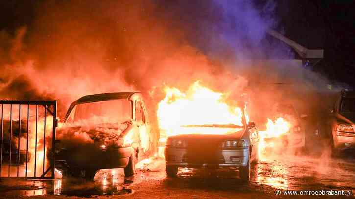 Grote brand bij garage: zes auto's en een bestelbus verwoest