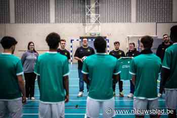 Lommel SK helpt kwetsbare jongeren van instelling in Mol via voetbal: “Veel meer dan tegen een bal trappen”